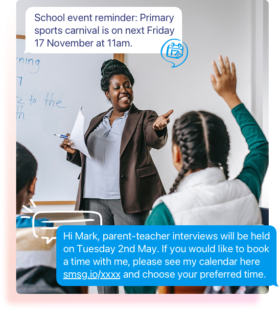 Skoleelev med løftet hånd med smilende lærer, med eksempler på skole-SMS-meldinger for idrettskarneval og foreldreintervjuer.